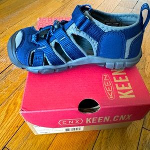 Boys Keen sandals, new in box size 10